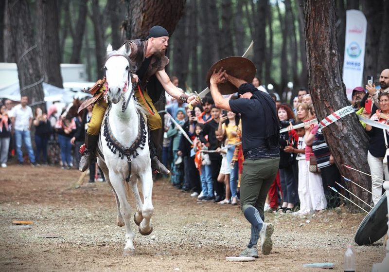 Festivalde atlı akrobasi gösterileri nefes kesti