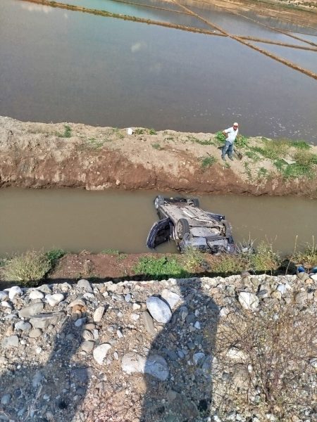Otomobil sulama kanalına devrildi: 1’i bebek, 3 yaralı