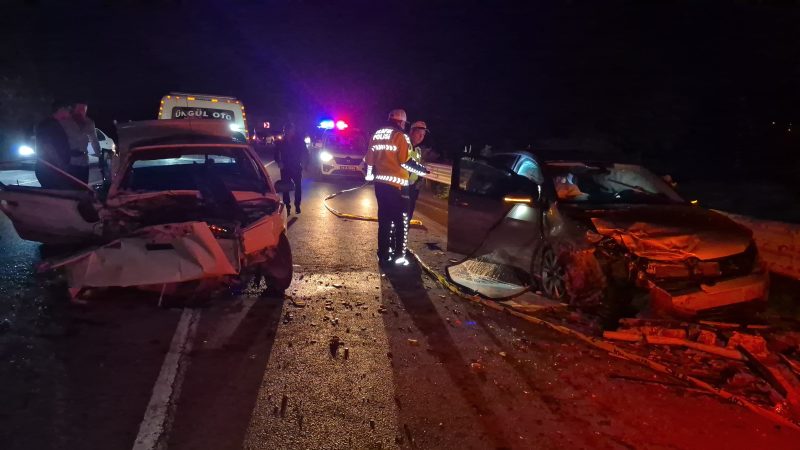 İki araç kafa kafaya çarpıştı: 4 yaralı