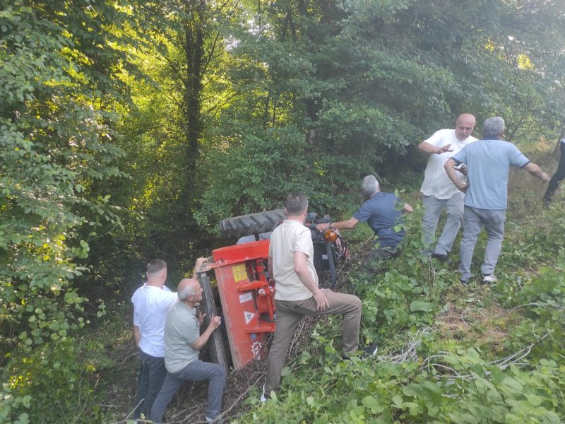  Kontrolden çıkan traktör devrildi: 1 yaralı