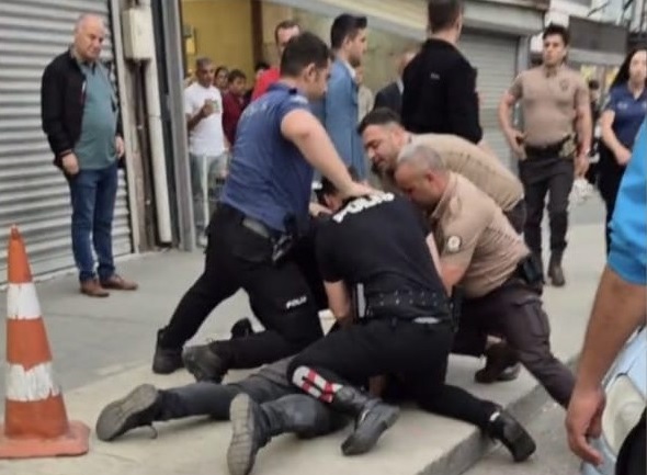 Kimlik kontrolüne direnen alkollü şüpheli kadın polise saldırdı