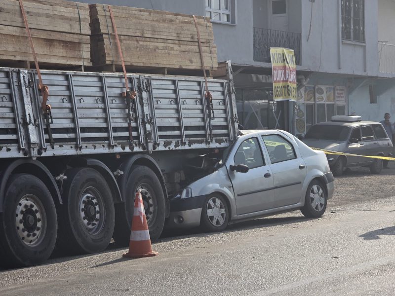 Otomobil kamyona çarptı, sürücü hayatını kaybetti