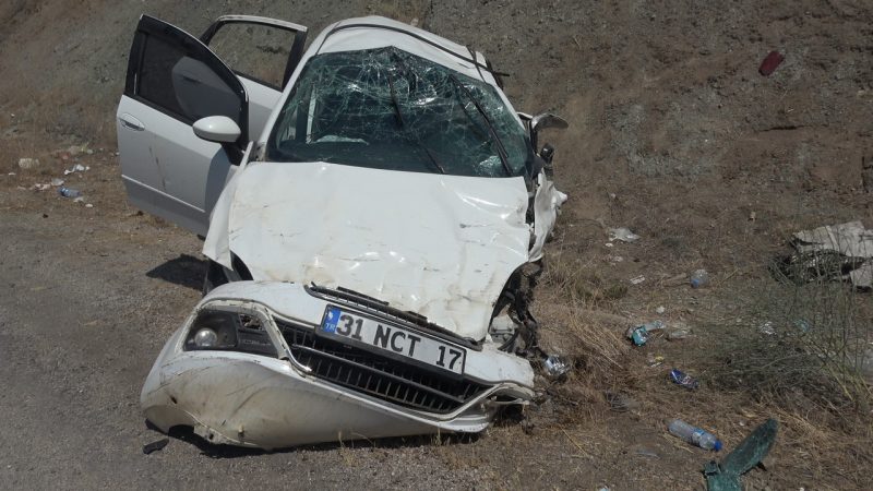 Çift taraflı kaza: 8 kişi yaralı