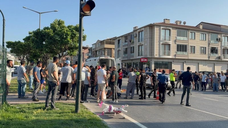 Motosikletin çarptığı anne ve kızı ağır yaralandı