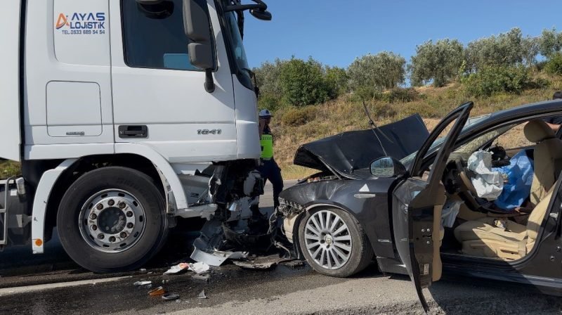 Otomobil ile tır çarpıştı: 1 ölü, 2 ağır yaralı