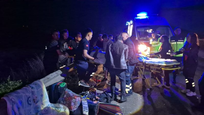 Tır, minibüse arkadan çarptı: 7 yaralı