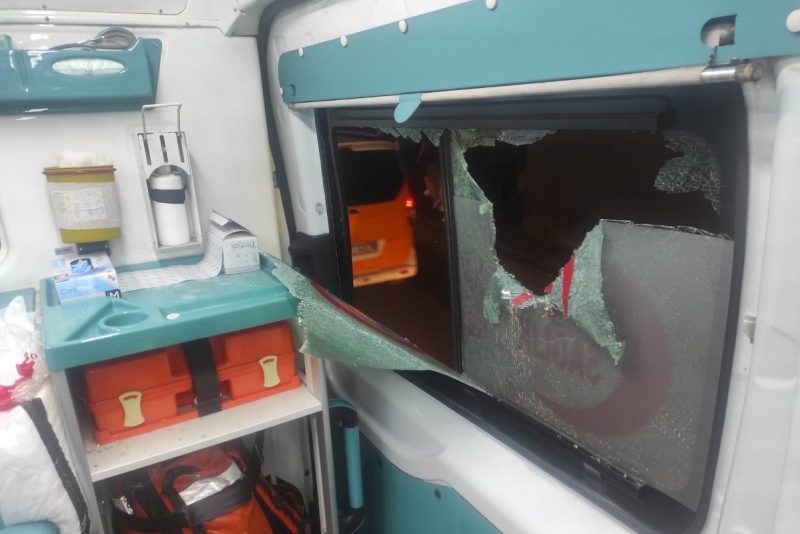 İki ambulans akli dengesi yerinde olmayan şahıs tarafından taşlandı