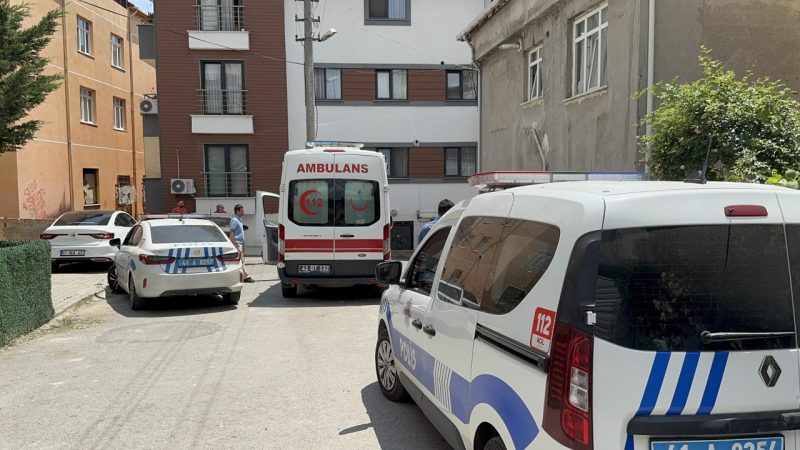 Bıçaklı kavgada 2 kardeş ve polis memuru yaraladı