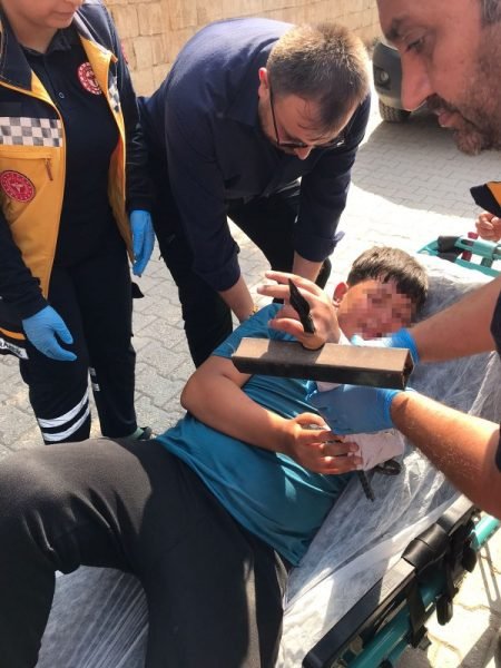 Korku dolu anlar, çocuğun eline demir saplandı