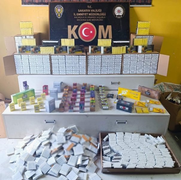 Polisten nokta operasyon: Yüzbinlerce makaron, sigara ve cinsel içerikli ürün ele geçirildi