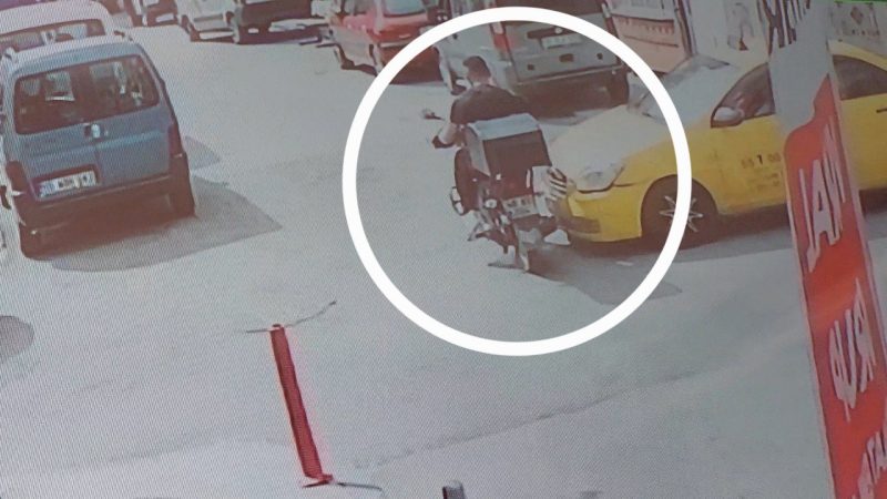 Taksinin motosikletli kuryeye çarptığı kaza kamerada: 1 yaralı