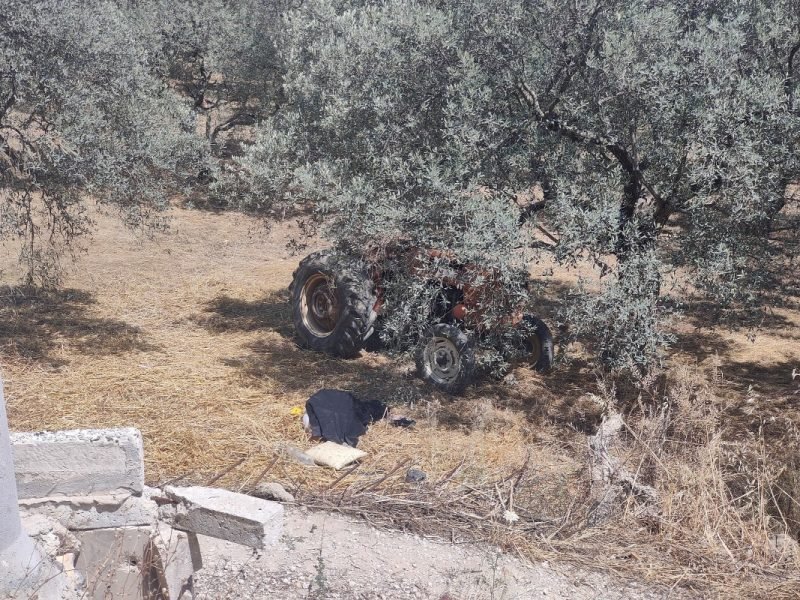 Devrilen traktörün altında kalan sürücü hayatını kaybetti