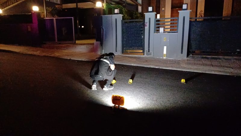 Eve tüfekle ateş açıp kaçtılar: Polis motosikletli saldırganların peşinde