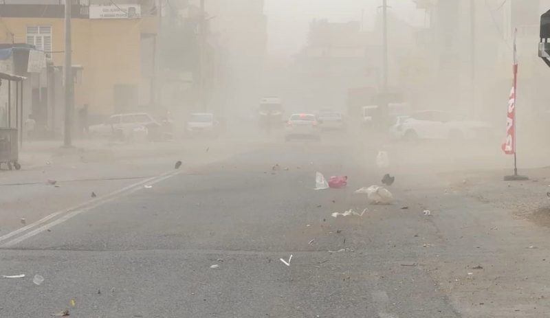 Şiddetli rüzgar çatıları uçurdu, direkleri devirdi
