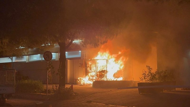 İzmarit geri dönüşüm kutusunda yangın çıkarttı