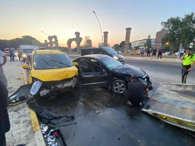 Ticari taksi ile otomobil çarpıştı: 5’i turist 7 yaralı