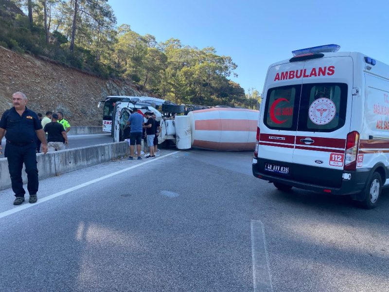 Göcek’te kaza: Freni patlayan mikser devrildi