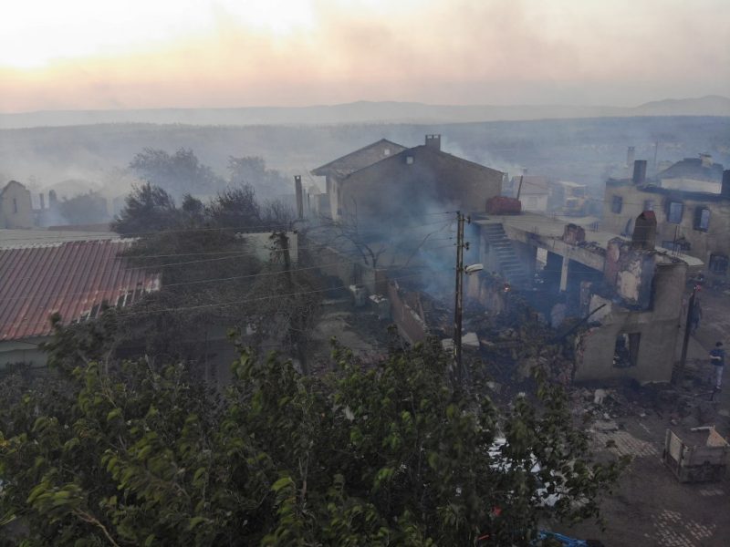 Yanan Saçaklı köyü dron ile görüntülendi