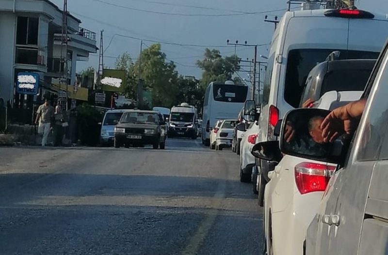 Saklıkent Kavşağı’nda uzun araç kuyrukları oluşuyor