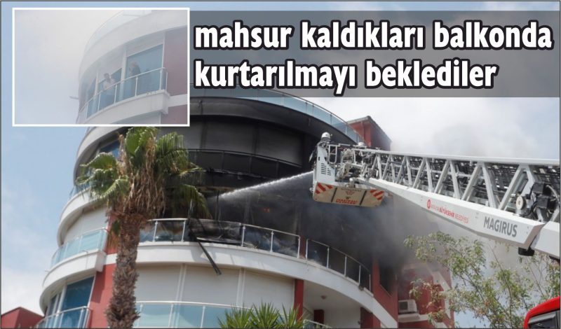 Yangın çıkan binada mahsur kaldıkları balkonda kurtarılmayı beklediler