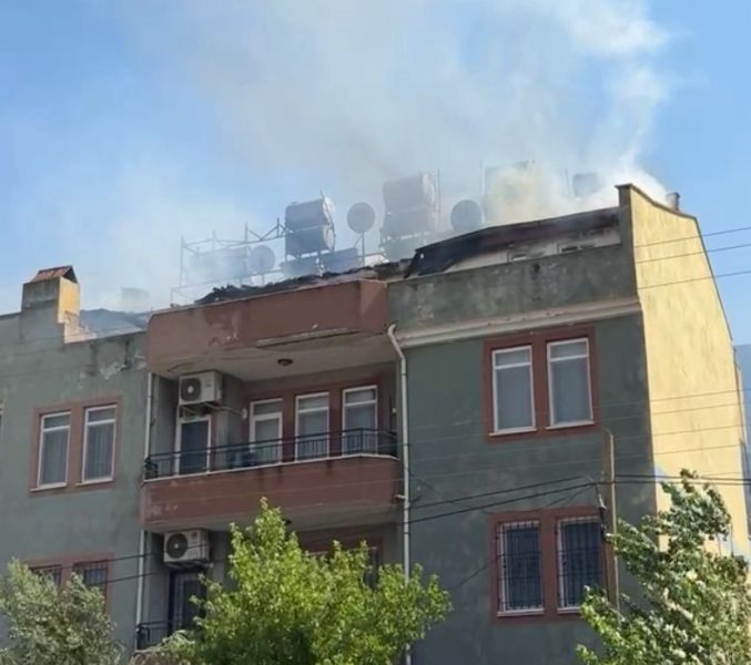Çatıda çıkan yangın korkuttu