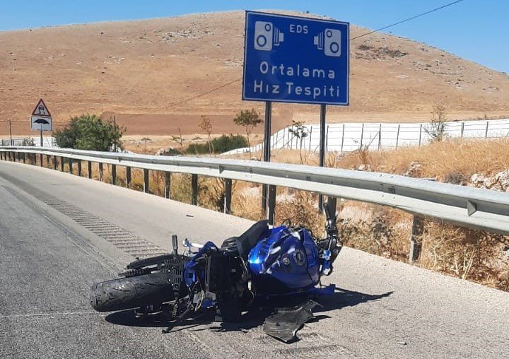 Bariyerlere çarpan motosiklet sürücüsü ağır yaralandı