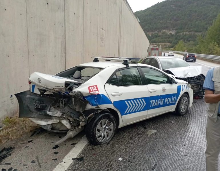 Polis aracına otomobil çarptı: 2’si polis 8 yaralı