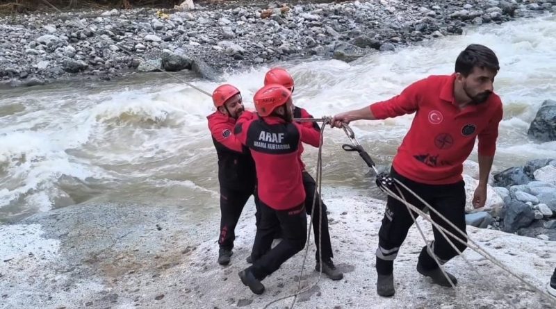 Evinde mahsur kalan kadın kurtarıldı