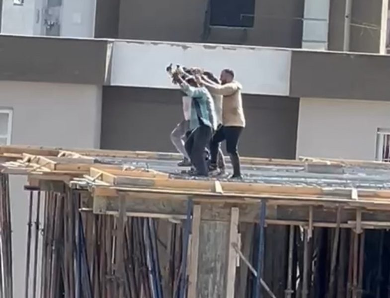 Otomobilden müzik sesi duyan işçiler 10. katta halay çekti