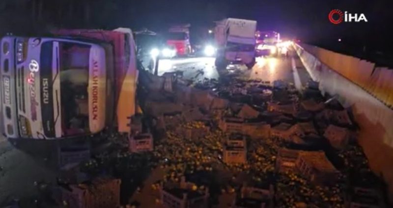  Otoyolda zincirleme kaza: Limonlar yere saçıldı, 1 ağır yaralı