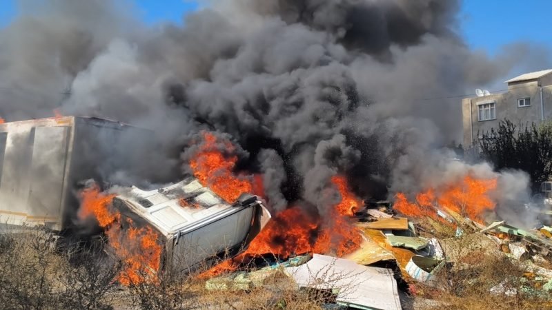 Kova ve hortumlarla yangına müdahale ettiler