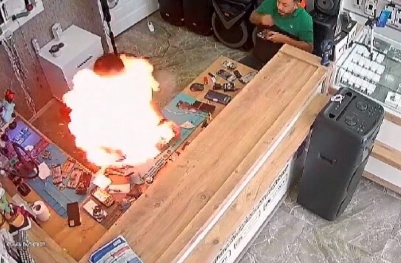 Telefon bataryası bomba gibi patladı