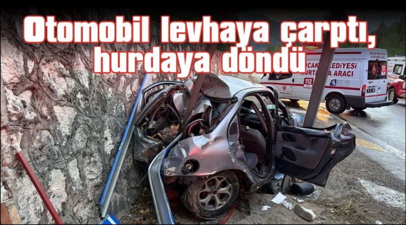 Otomobil yol kenarındaki levhaya çarptı: 3 yaralı