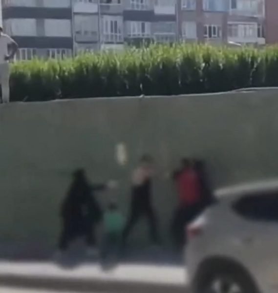 Cadde ortasında sopalı bıçaklı kavga: 3 yaralı