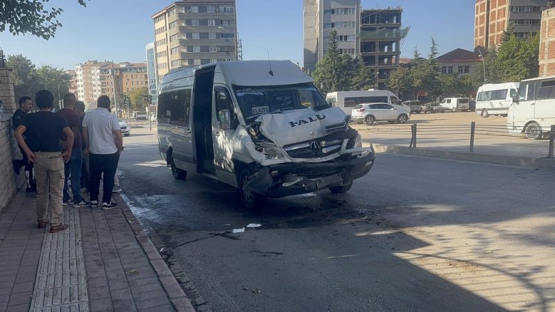 Minibüs otobüse çarptı: 8 yaralı