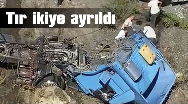 Karşı şeride geçen tır, devrilerek ikiye ayrıldı