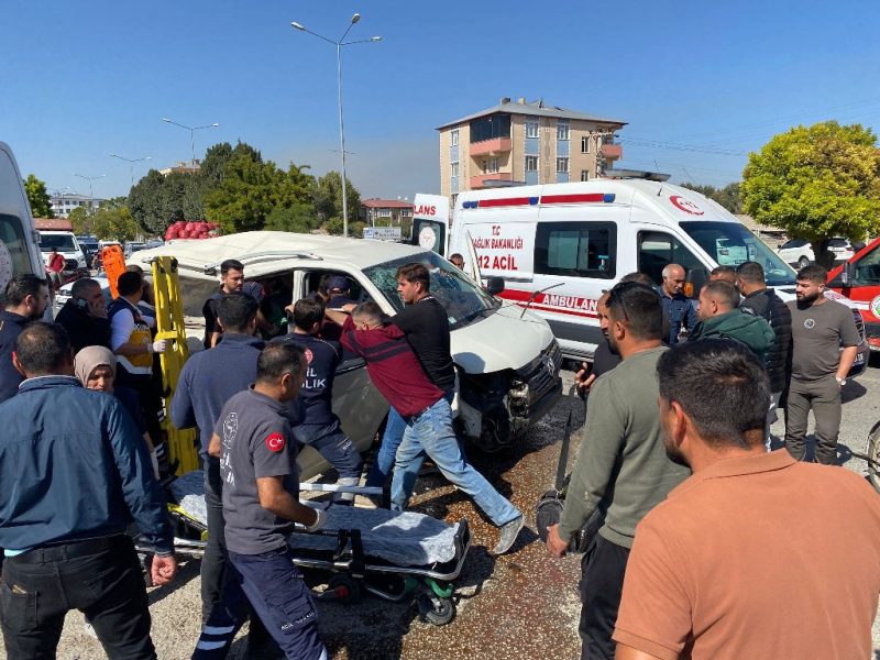 Zırhlı polis aracıyla otomobil çarpıştı: 4 yaralı