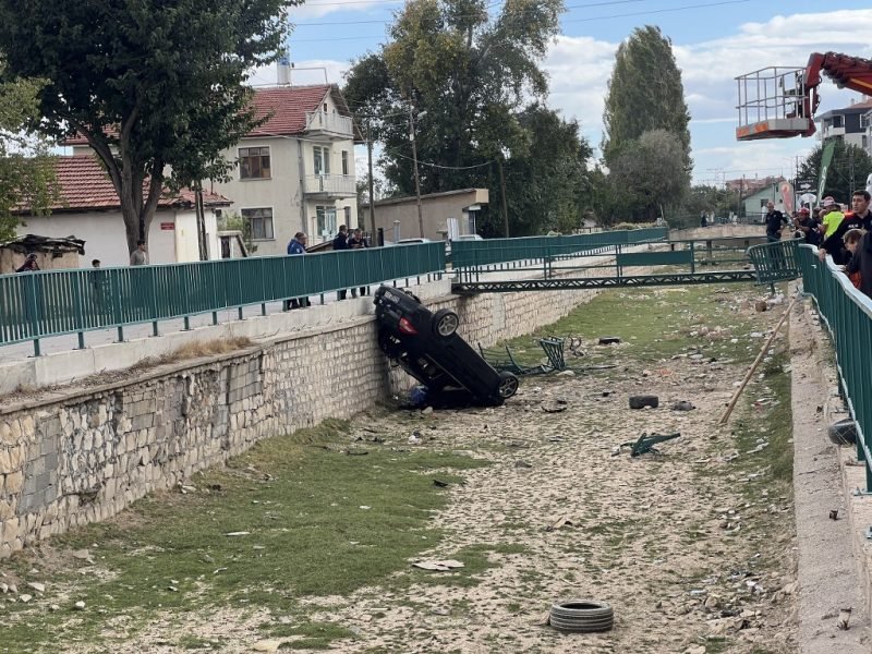  Otomobilin kanala uçtu 1 ölü, 1 yaralı