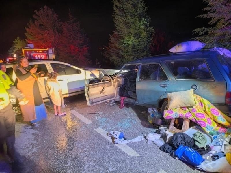 Otomobiller çarpıştı: 2’si çocuk 6 yaralı