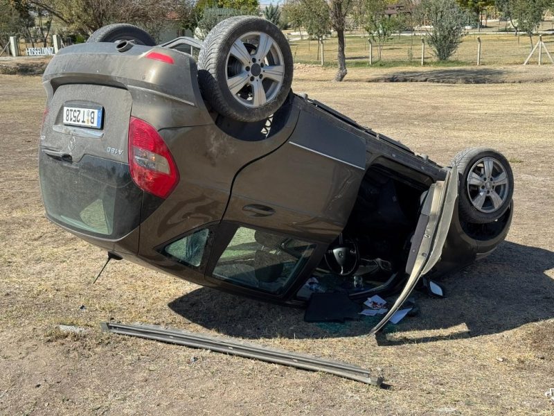 Otomobil şarampole devrildi: 4 yaralı