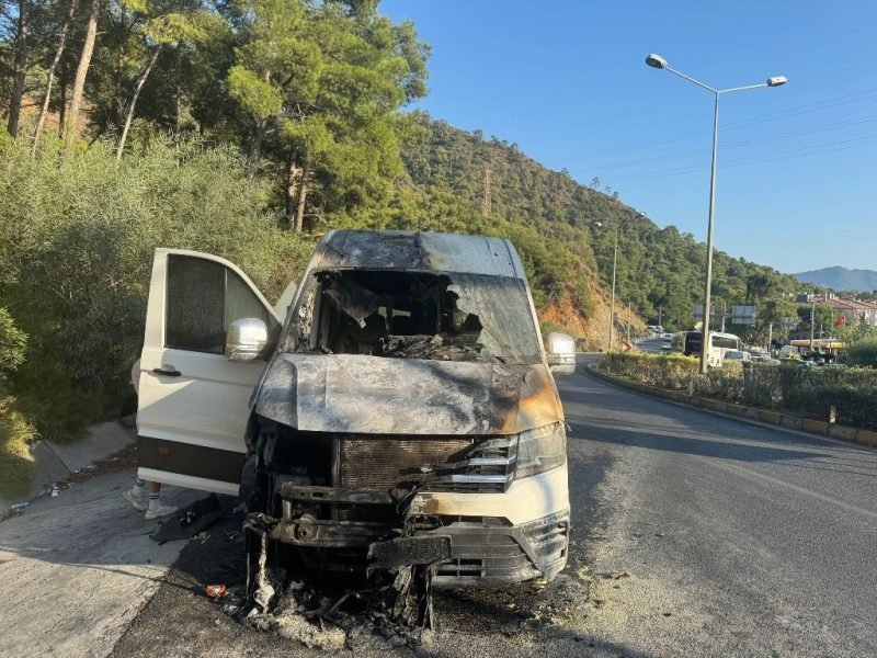  Marmaris’te turistleri taşıyan minibüs alev aldı