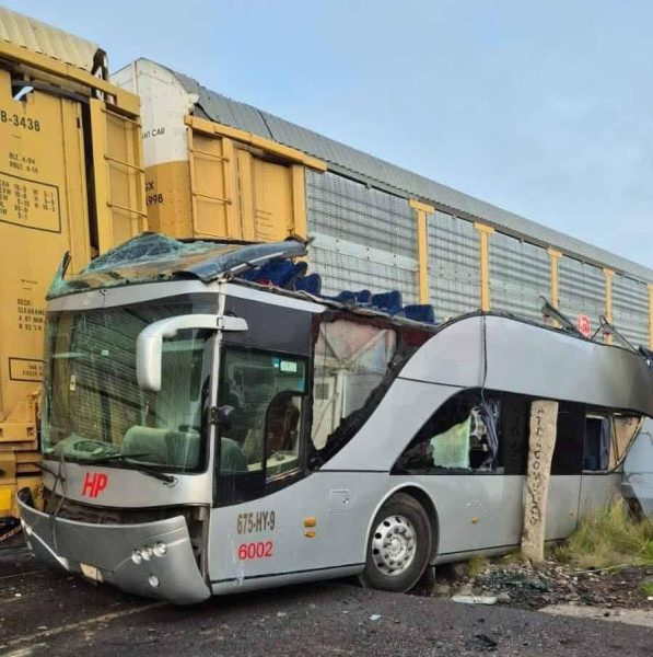 Tren yolcu otobüsüne çarptı: 8 ölü, 45 yaralı