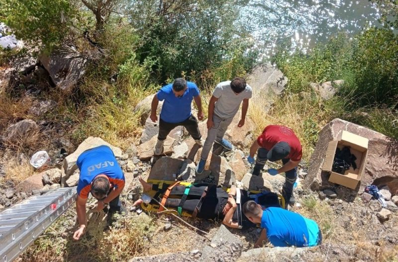 Araç uçuruma yuvarlandı: 3 yaralı