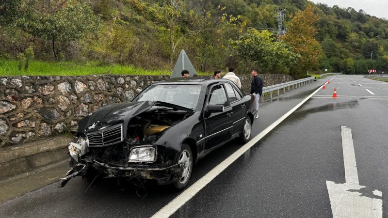 Kontrolden çıkan otomobil bariyere çarparak durabildi