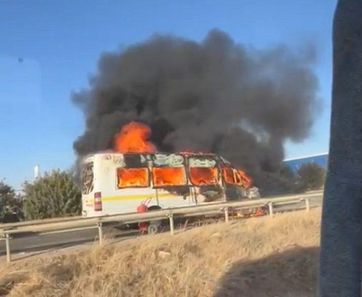 Öğrenci servisinin çarptığı motosikletli  hayatını kaybetti