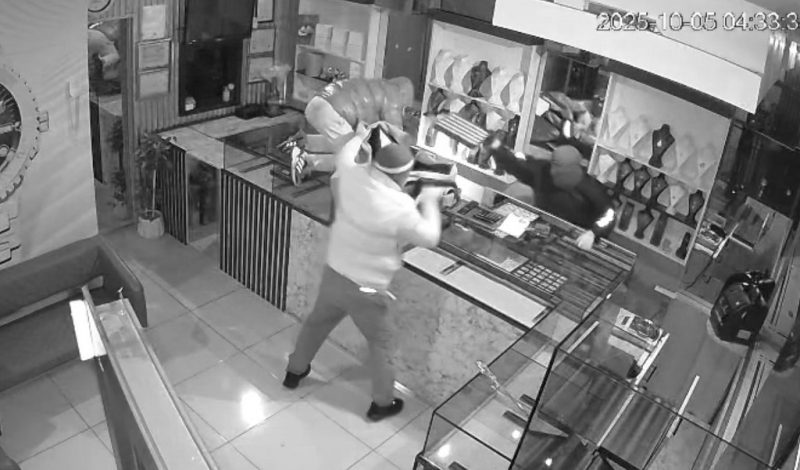 1 dakikada 3 kilo altını çaldılar