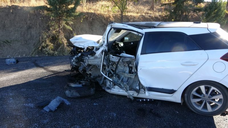 İki araç kafa kafaya çarpıştı: 1 polis, 1 muhtar ağır yaralı