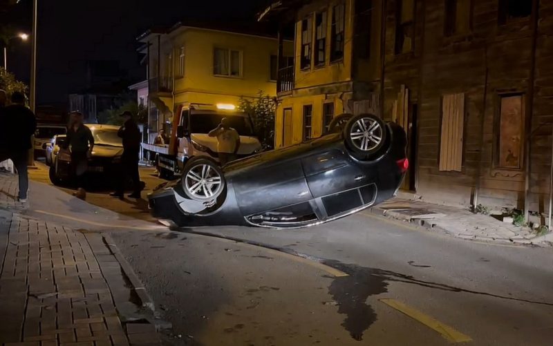  Kaldırıma çarpan otomobil takla attı