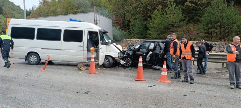 Minibüsle otomobil kafa kafaya çarpıştı: 1 yaralı