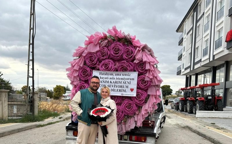 Çekiciyle dev bir çiçek buketi göndererek eşinden özür diledi